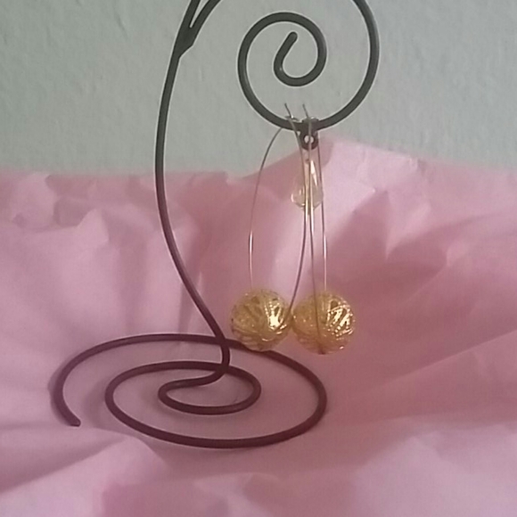 Gold tone earrings - Picture 2 of 2